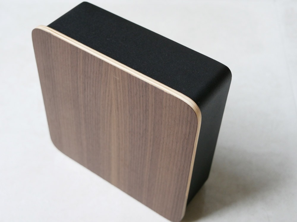 壁に取り付けられた2段マグネットキーフック