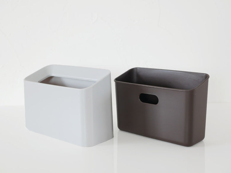 プラスチック製の収納バスケットと観葉植物