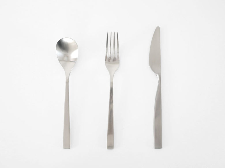 ステンレス製マット仕上げのSUNAOスプーンとフォーク