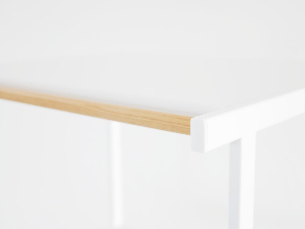 YAMAZAKI/tower製の高さ130cmスチールゴミ箱上ラック。複数の棚と天然木のハンガーバーが組み合わさったデザイン。