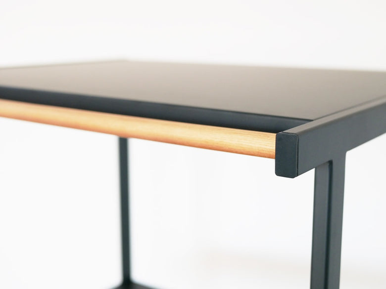 YAMAZAKI/towerのゴミ箱上ラック。粉体塗装されたスチールフレームと天然木のハンガーバーが組み合わさったナチュラルなデザイン。