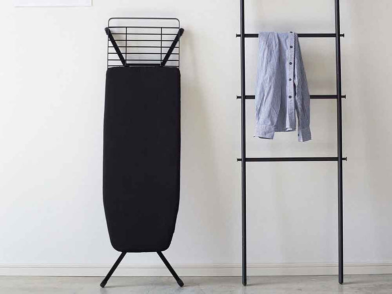 YAMAZAKI/toscaのスタンド式アイロン台、グレーのスチールフレームと麻綿布のアイロン台表面