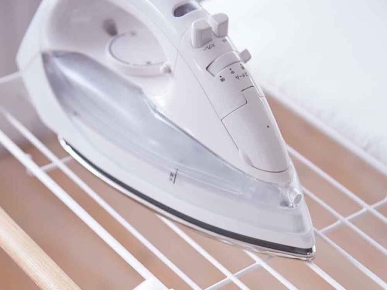 YAMAZAKIトスカ製スタンド式アイロン台。麻・綿の表面布と天然木の脚を備えたスチール製デザイン