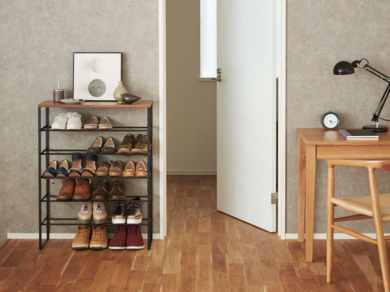 YAMAZAKI/towerブランドの天板付きスチールシューズラック。幅66cm、高さ87cmで天然木化粧繊維板の天板を備えた組み立て式家具。