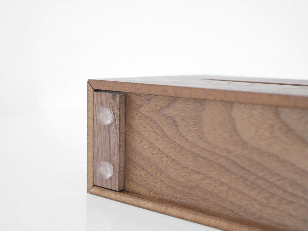 BRIDブランドの木目が美しい突板とMDF素材を使用した木製ティッシュケース。ナチュラルなデザインと取り外し可能な仕切り板が特徴