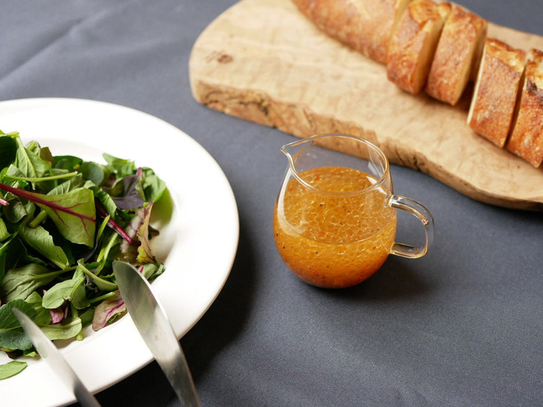 キントーUNITEAミルクピッチャーと食器がテーブルに並ぶ