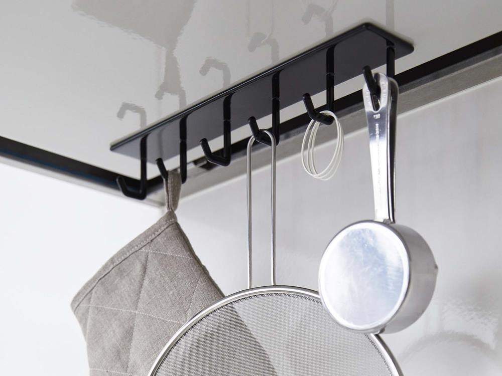 キッチンで使用されているタワーマグネットレンジフードフック