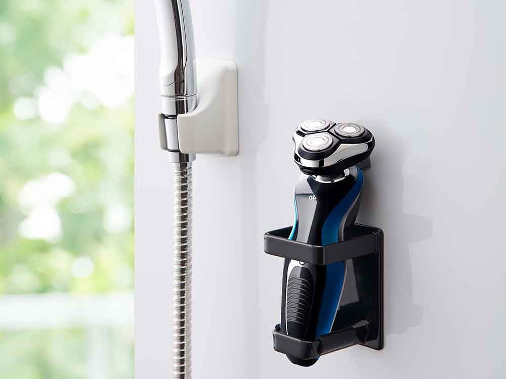 磁石で壁に取り付けられた電動シェーバーホルダー