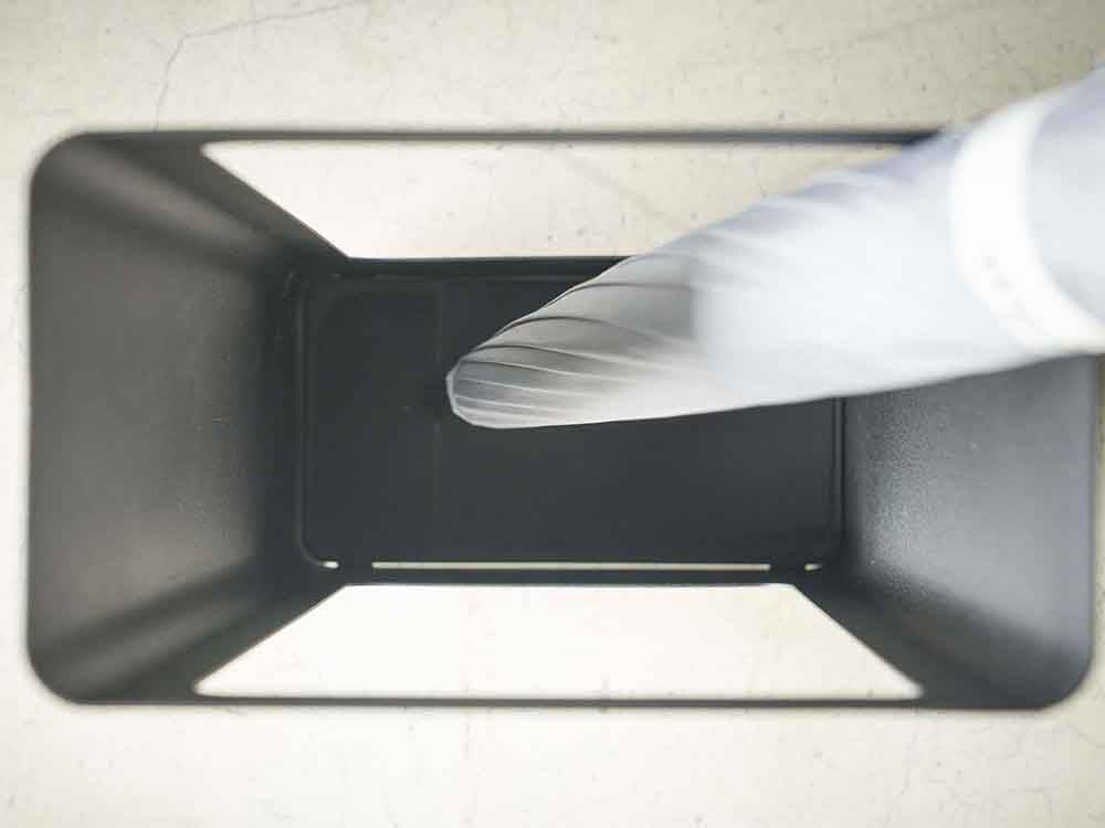 ヤマザキタワーの灰色と銀色のスリム傘立て