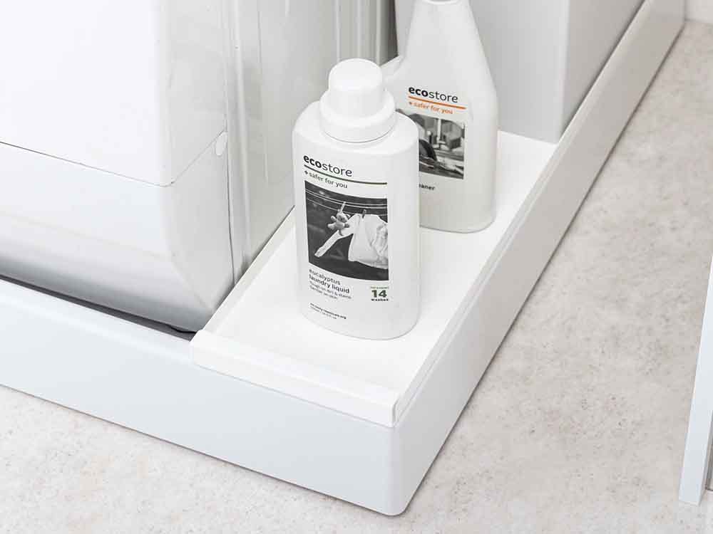 洗濯機上に取り付けられた白色の防水パンラック