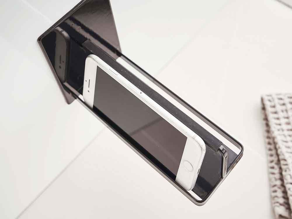 YAMAZAKI/towerのマグネットスマホスタンドが壁に設置されている