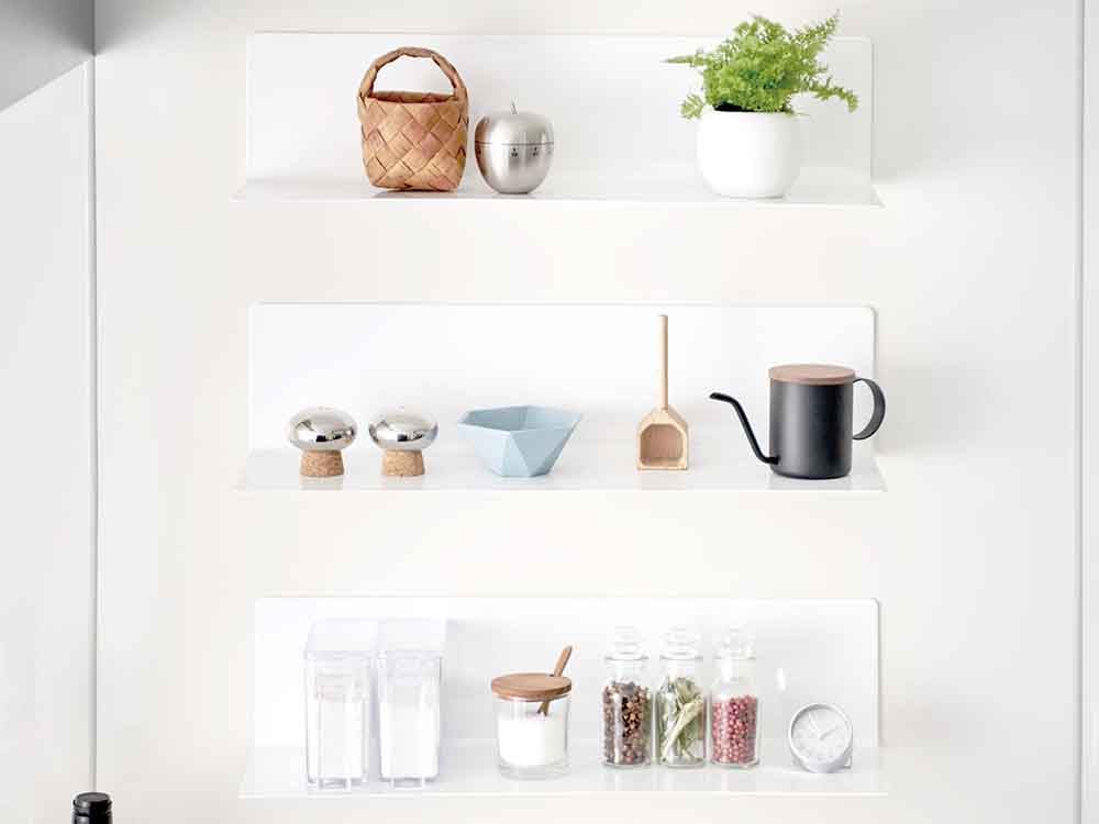 マグネットキッチン棚に配置された陶器のカップ