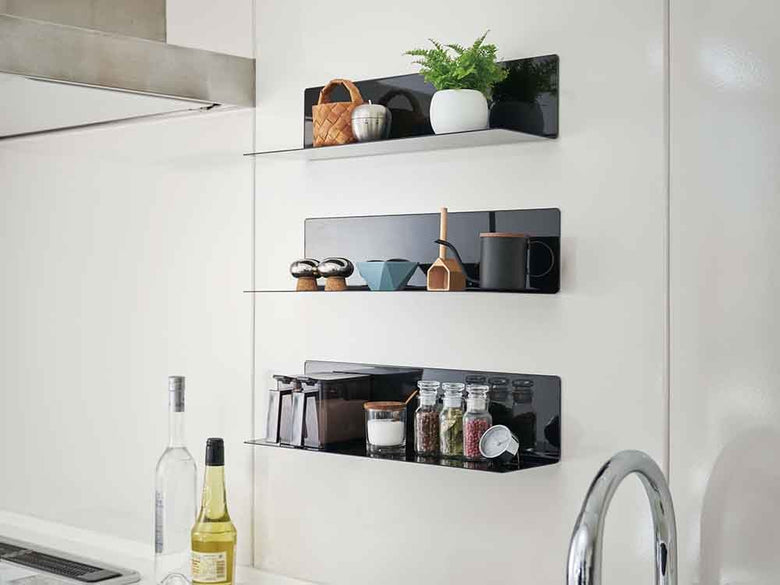タワーのマグネットキッチン棚がキッチンカウンターに設置されている