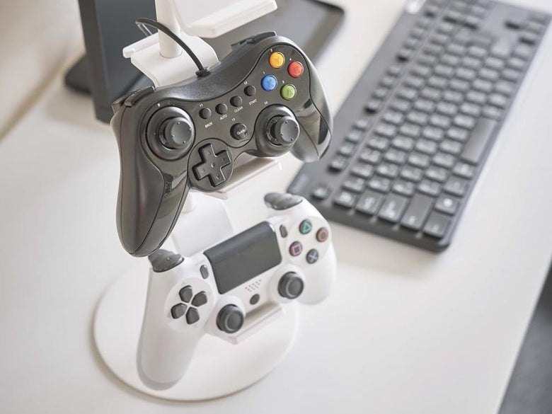 銀色のゲームコントローラー収納ラック