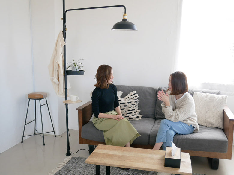 リビングルームに配置された家具と照明の室内写真