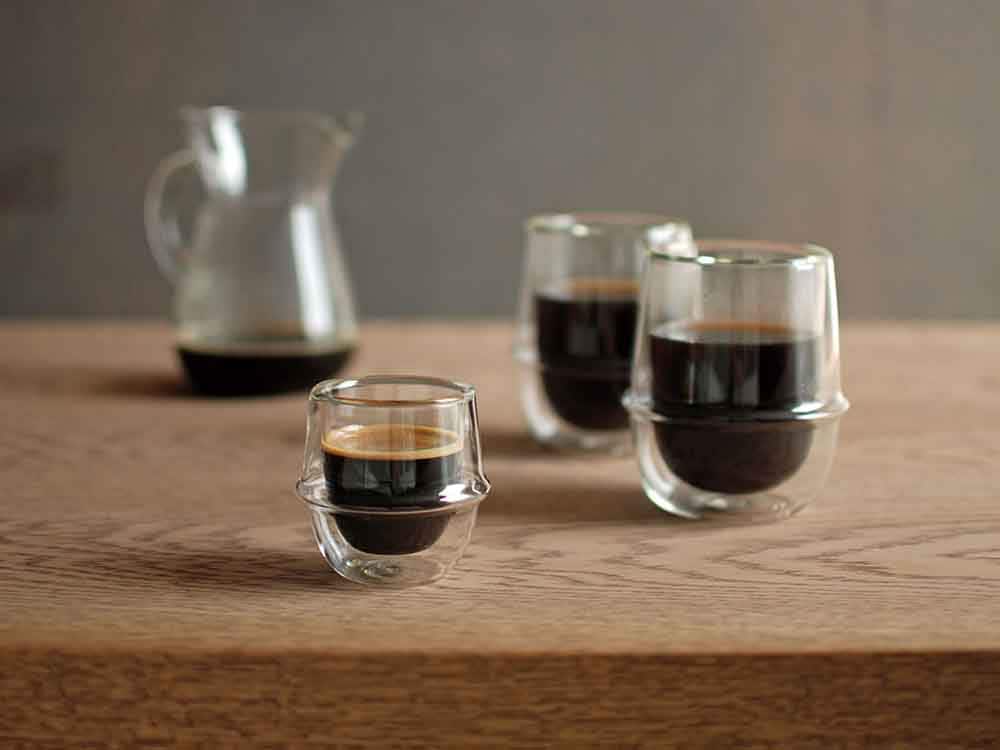 キントーのダブルウォールコーヒーカップとグラス
