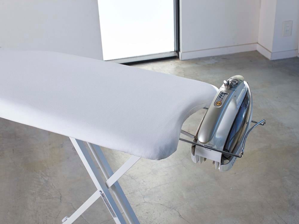 YAMAZAKIタワーの軽量スタンド式アイロン台