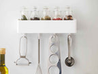 キッチン棚に設置されたマグネットストレージラックと調味料ボトル