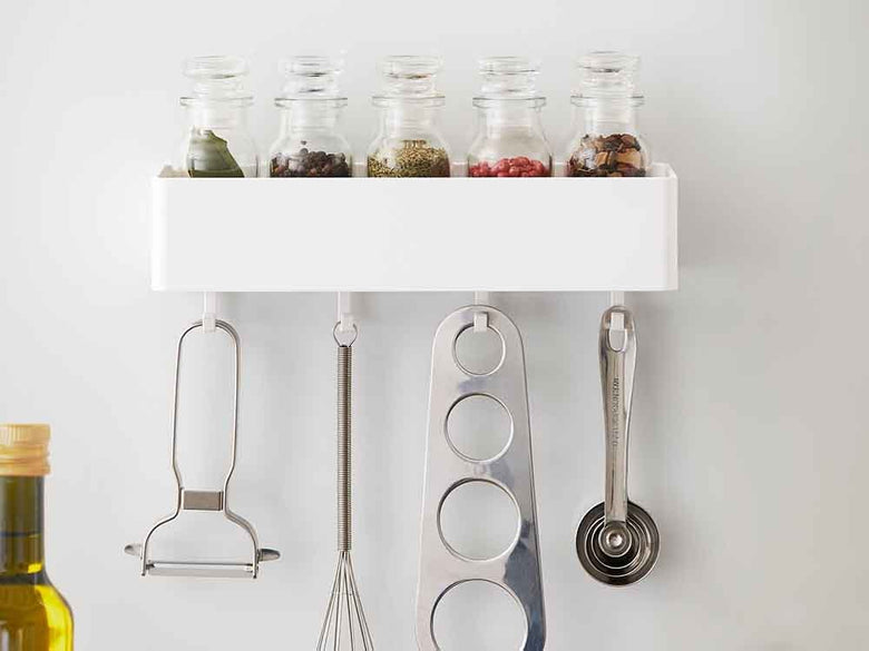 キッチン棚に設置されたマグネットストレージラックと調味料ボトル
