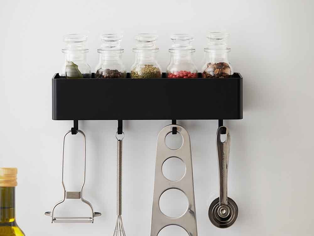 キッチンに設置されたタワー型マグネットラック