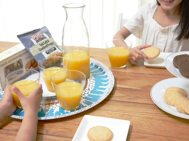 リューズガラスグラスにオレンジジュースとミモザが入ったテーブルセッティング