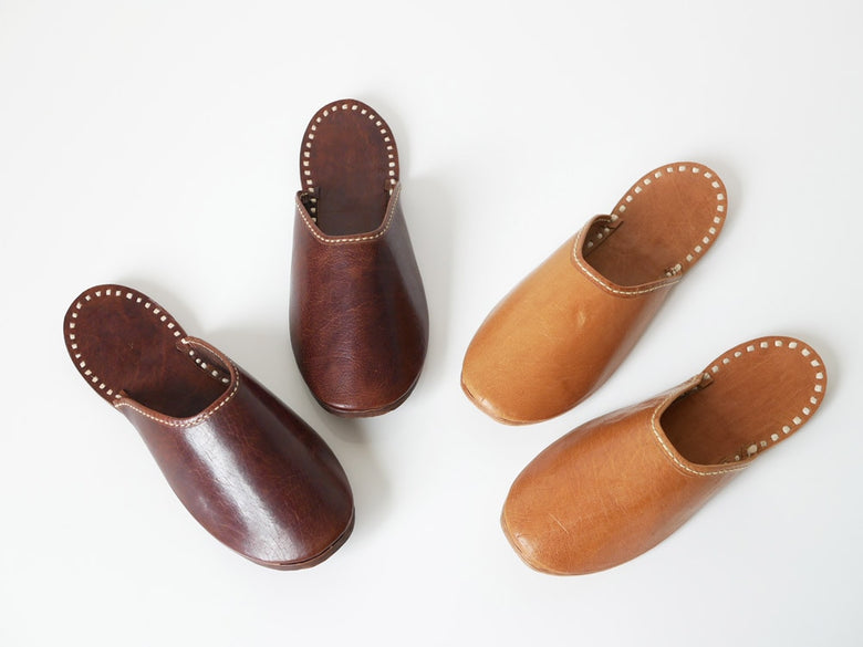 Horn Please製の茶色水牛皮クロッグスリッパ、リネンステッチと合成ゴムソールを使用したスライドサンダル