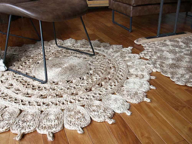 木の床に置かれたアデペシュPUNISHラウンジチェア