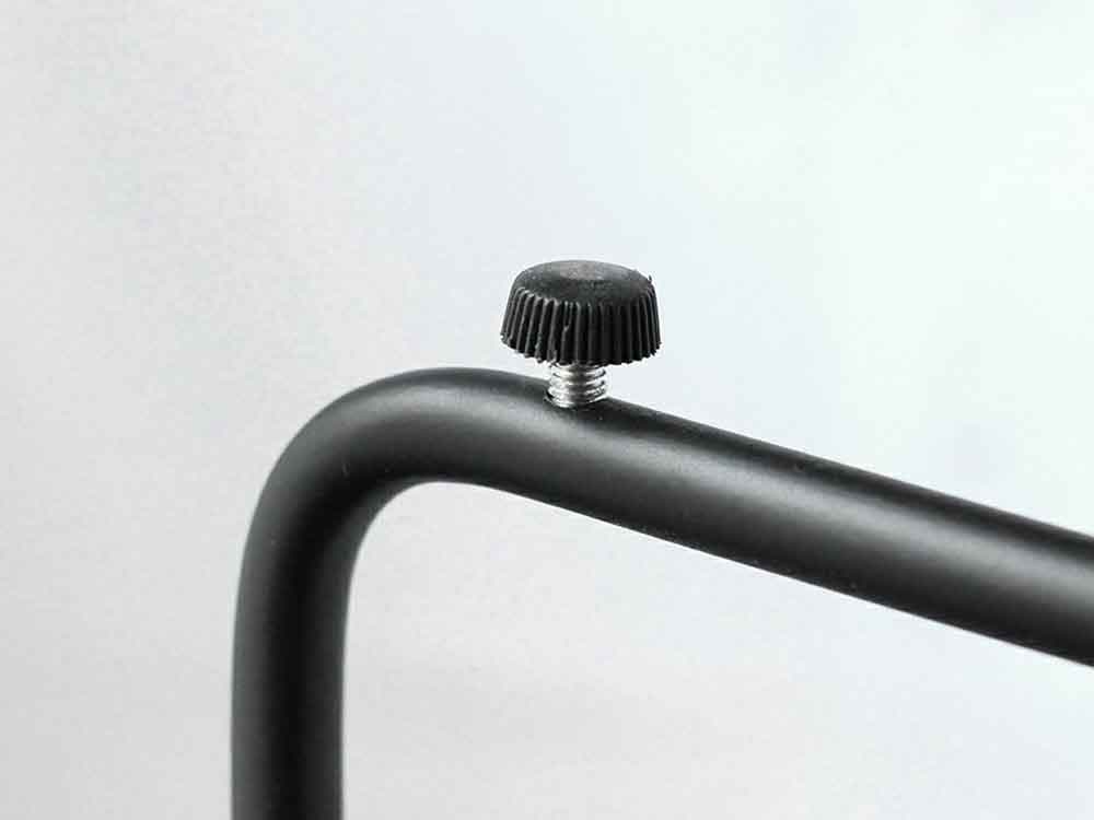 スチールとアルミで作られたパニッシュオットマン