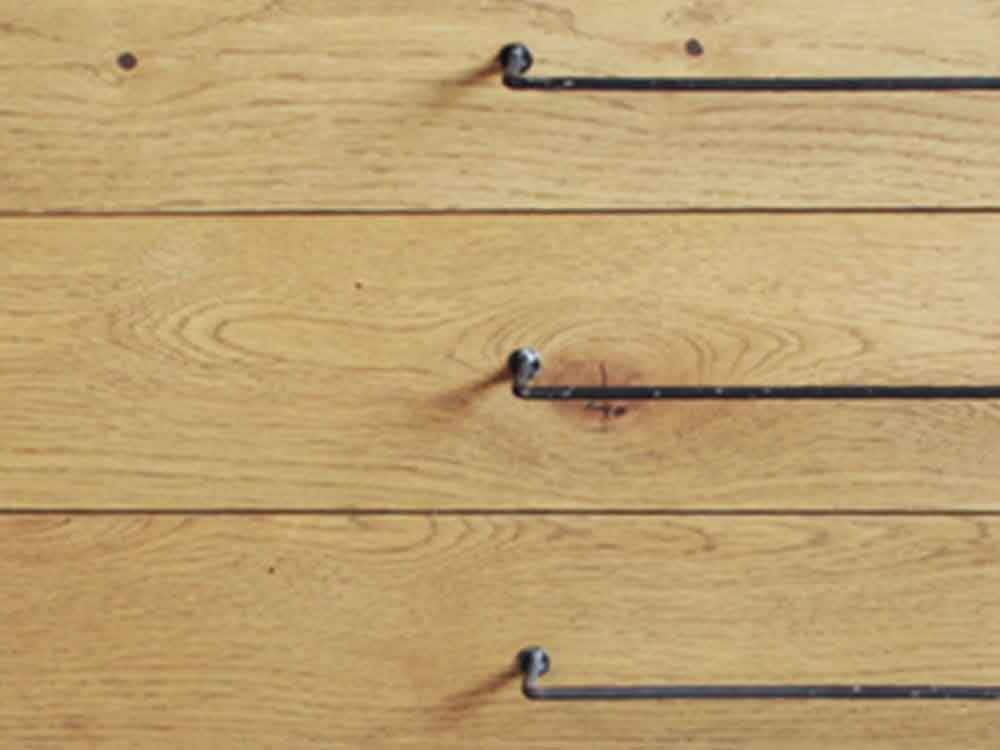 オーク材の4段ドロワーチェスト