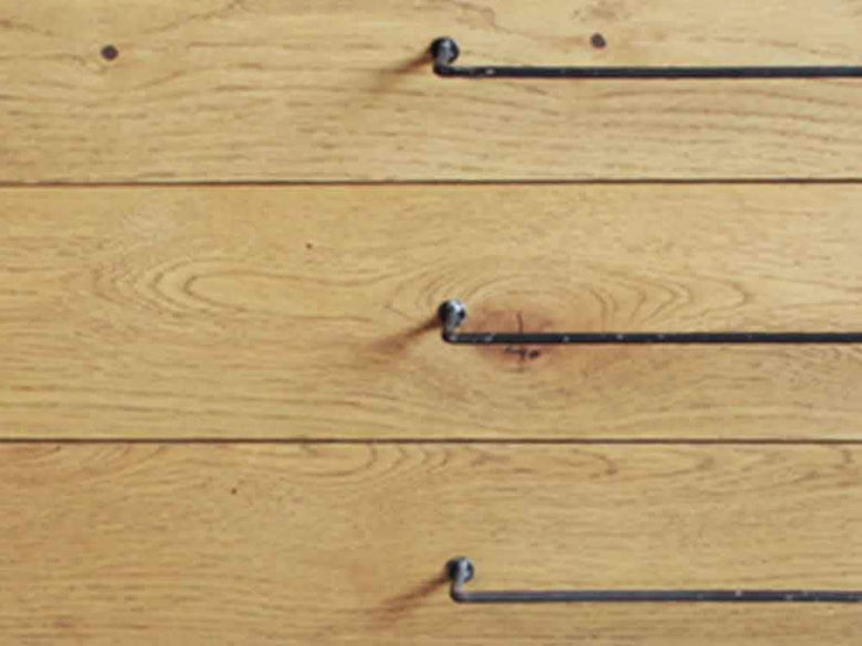 オーク材の4段ドロワーチェスト