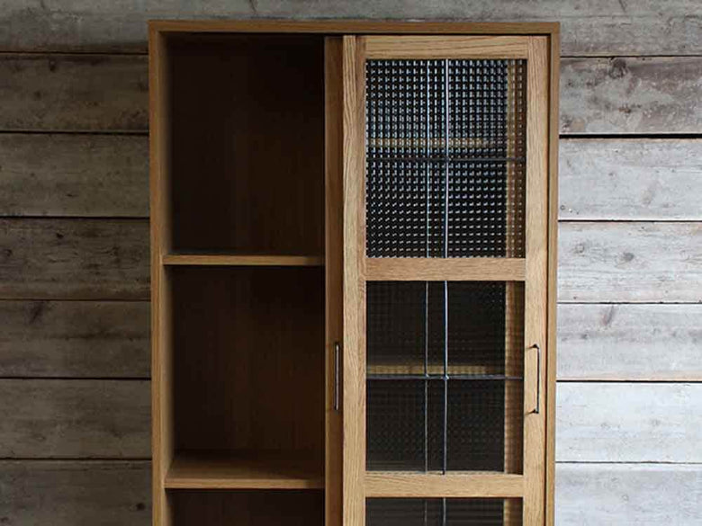 adepecheのスライドガラスキャビネット、木製棚付き