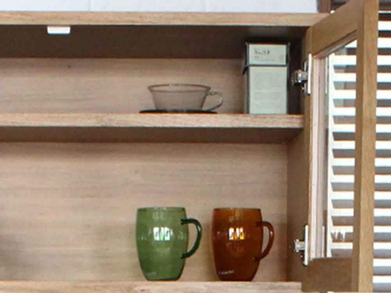 木製棚と黒スチール取手のキッチンボード