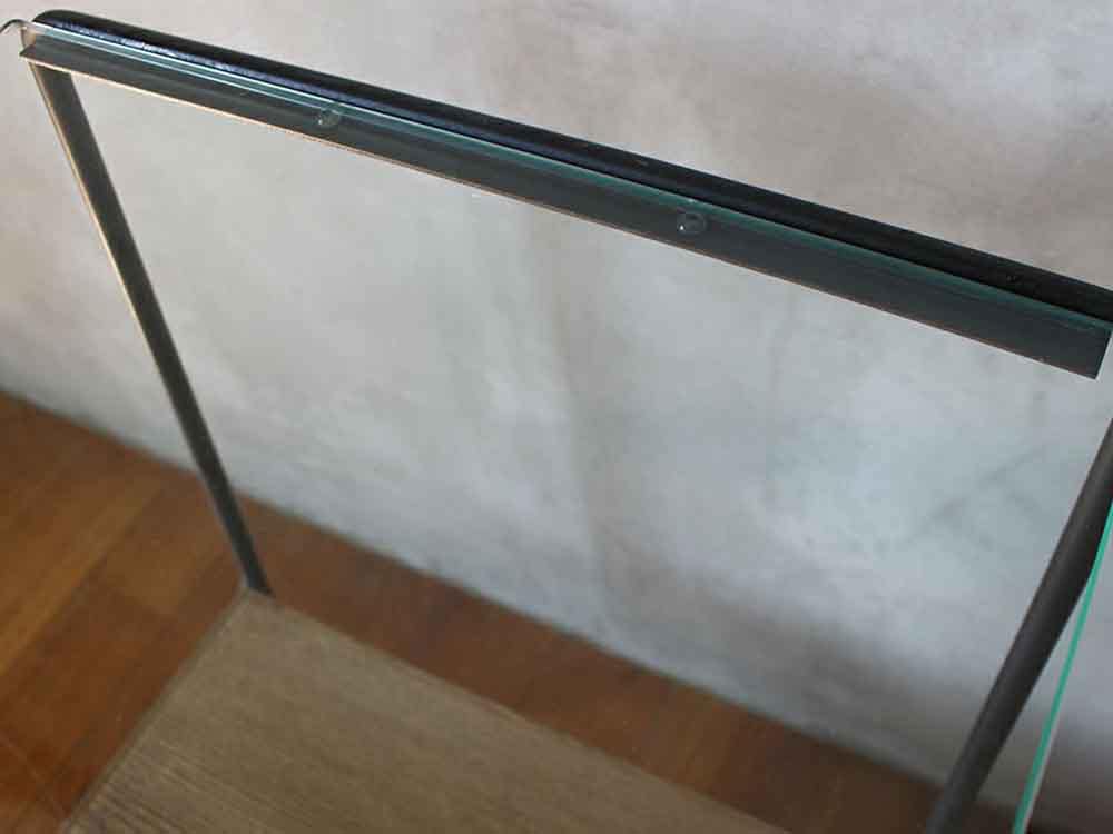 ガラス天板とアルミフレームのセンターテーブル