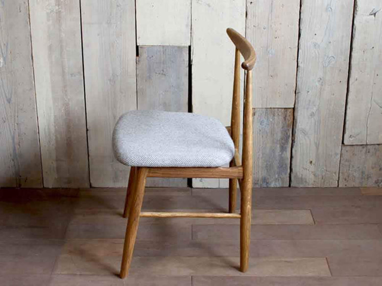 オーク無垢材のヘリンボーンチャコールグレイダイニングチェア