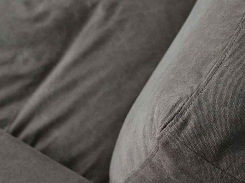 小原真一デザインのグレーソファとクッション