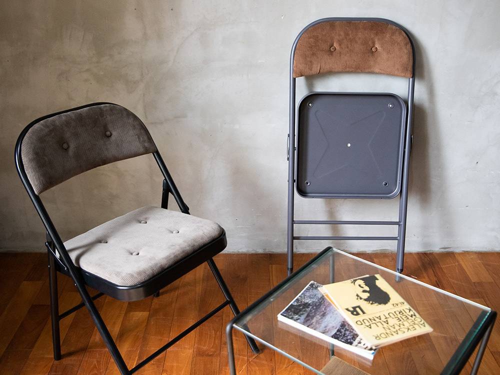 灰色の折りたたみ式金属チェア