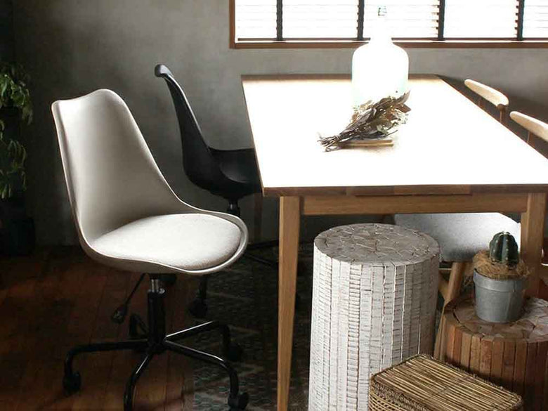 木製床に置かれたグレイのキャスター椅子とテーブル