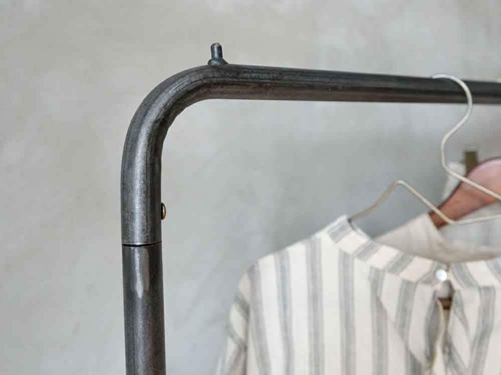 スチールパイプ製のアイアンハンギングスタンド
