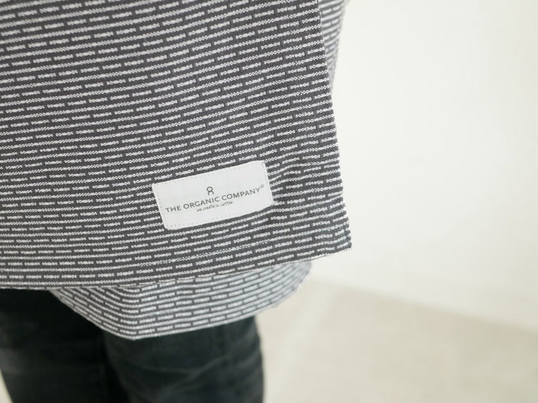 グレーとシルバーの模様が施されたオーガニックコットンのピケ織りタオル