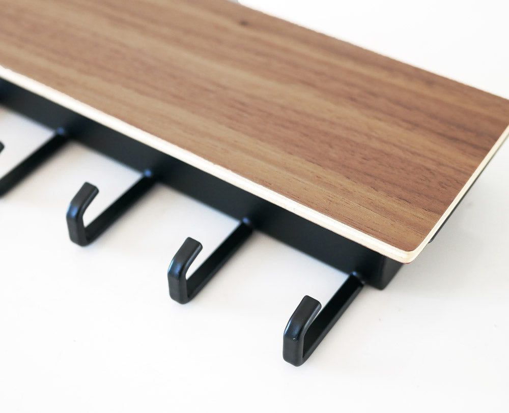 YAMAZAKI/RINブランドの天然木積層合板とスチール製ホルダー付きマグネットキーフック。耐荷重約900gで鍵を整理