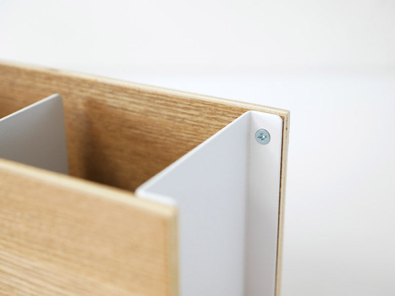 YAMAZAKI/RINのペン＆リモコンラック、天然木積層合板とスチールを使用したシンプルなデザインの棚