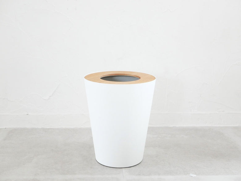 スチールと木製蓋を持つリンのトラッシュカン