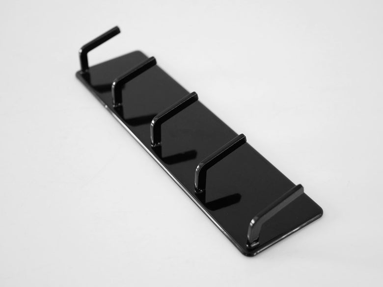 YAMAZAKI/tower製マグネットバスルームフック。アルミニウム製リーニングとプラスチック部品を使用し、磁石で浴室の平らな壁面に簡単に取り付け可能なデザイン。