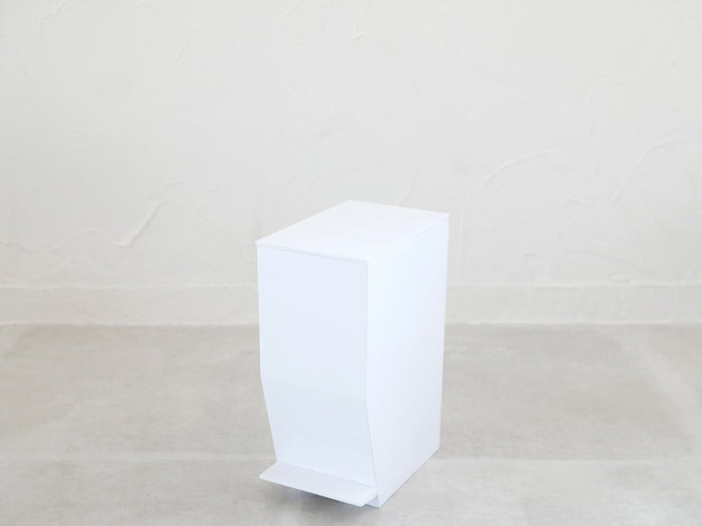 YAMAZAKI/tower製のABS樹脂使用ペダル式トイレポットがプラスチック製の台の上に配置されたデザイン