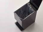 YAMAZAKI/towerの銀色プラスチック製ペダル式トイレポットが講壇の隣に設置されている様子