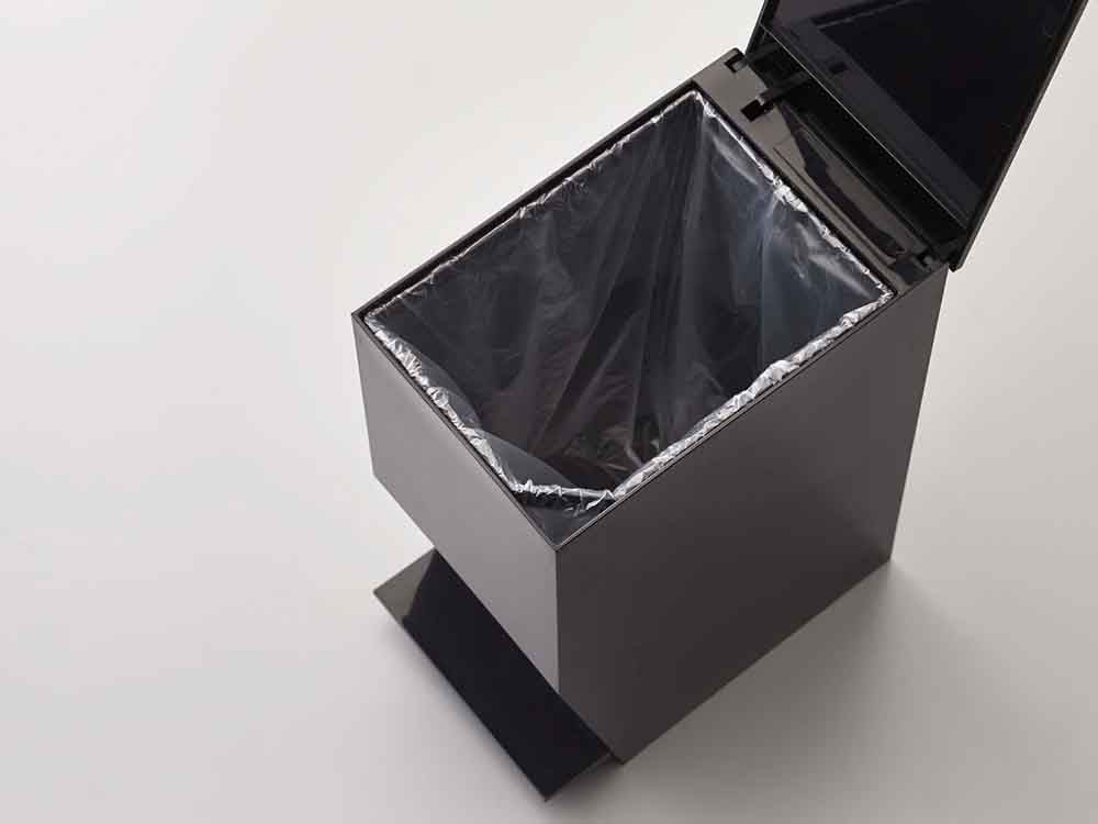 YAMAZAKI/towerの銀色プラスチック製ペダル式トイレポットが講壇の隣に設置されている様子