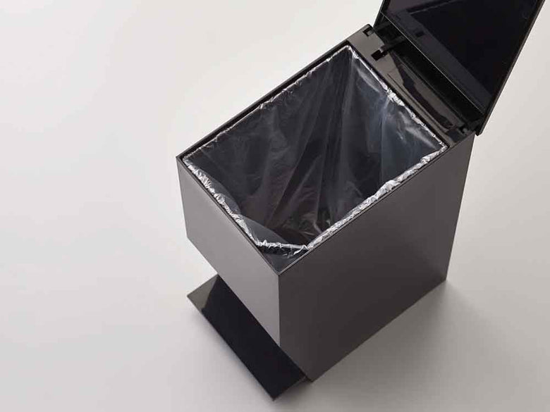 YAMAZAKI/towerの銀色プラスチック製ペダル式トイレポットが講壇の隣に設置されている様子