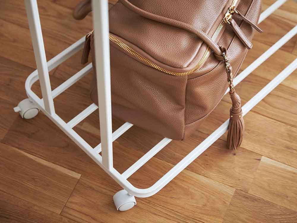 YAMAZAKIのキャスター付きタワーハンガーラック。スチールと天然木を使用した高さ172.5cmの収納ラックで、家庭用に最適です。