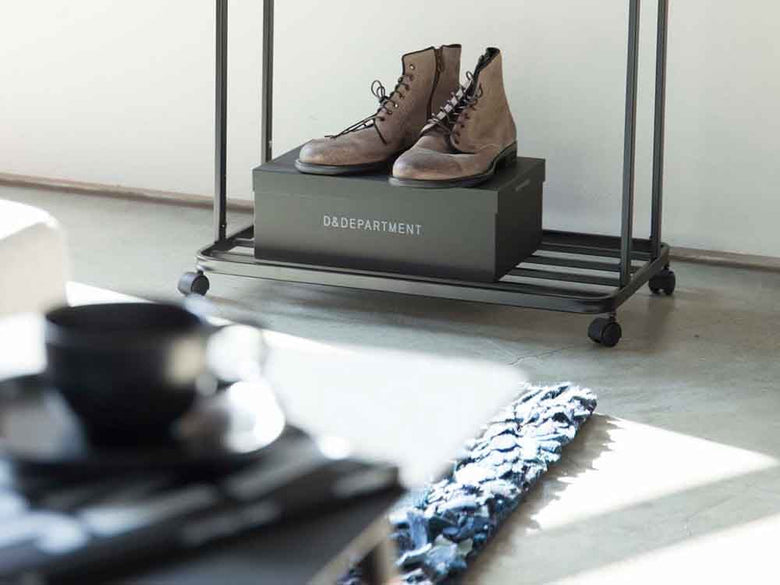 YAMAZAKI Towerのキャスター付きスチール製ハンガーラックに観葉植物が配置されている様子