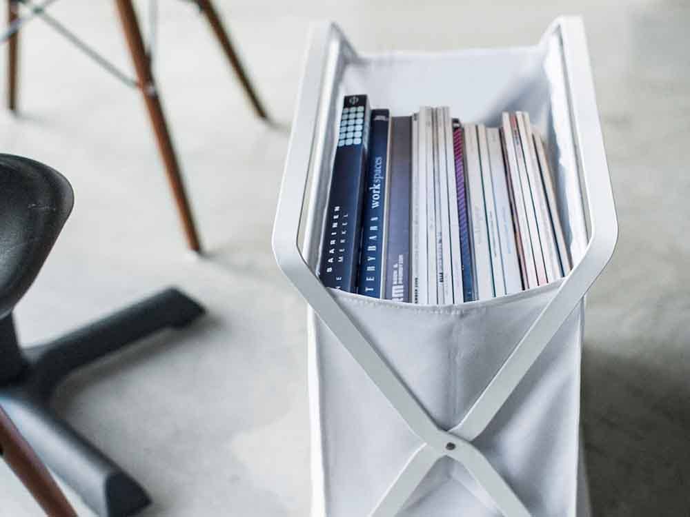 YAMAZAKI/tower製の灰色と銀色のスチールフレームを持つプラスチック製手荷物収納ボックス。シェルビング付き。